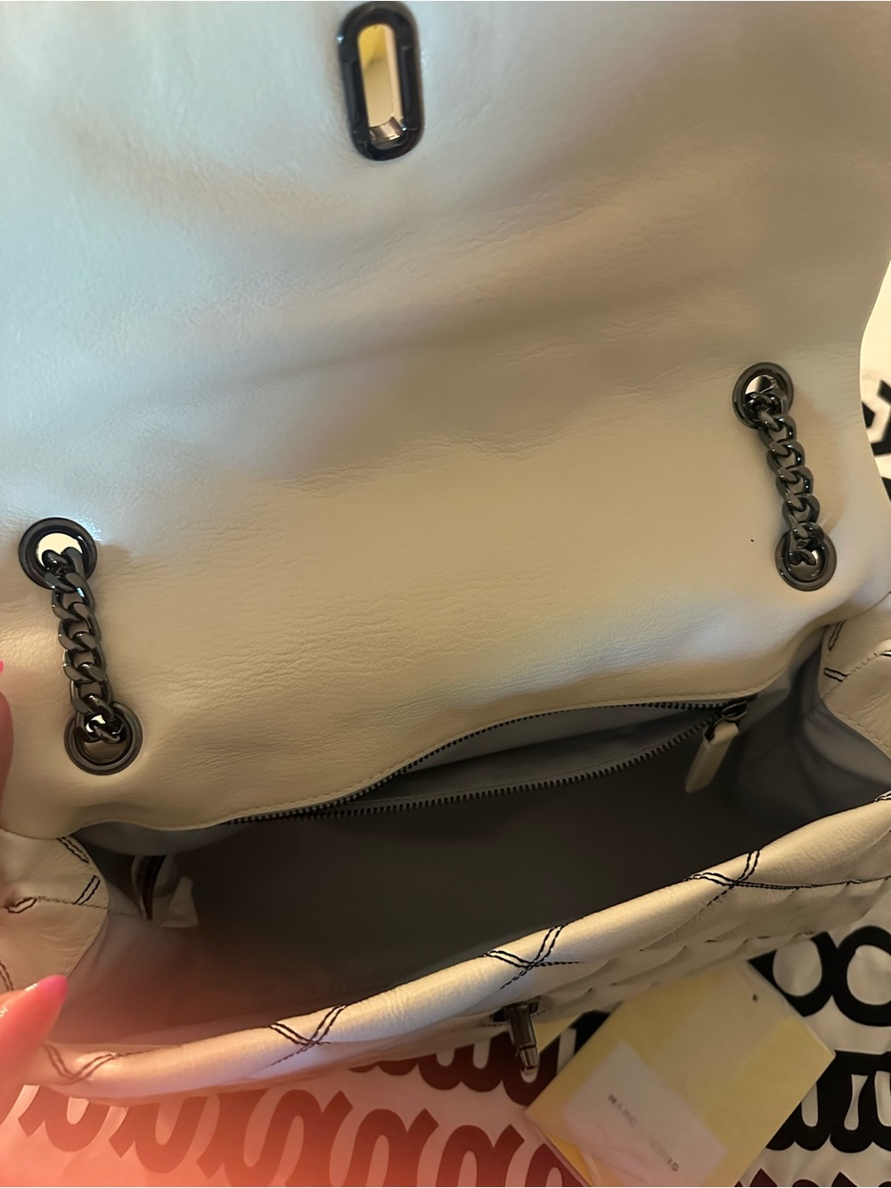 Marc Jacobs Quilted Cream Leather Shoulder Bag with Contrast Stitching, Medium. - Picture 7 of 15